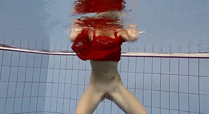 Tía buena bañándose desnuda en la piscina