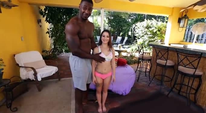 Jovencita brutalmente follada por este especímen